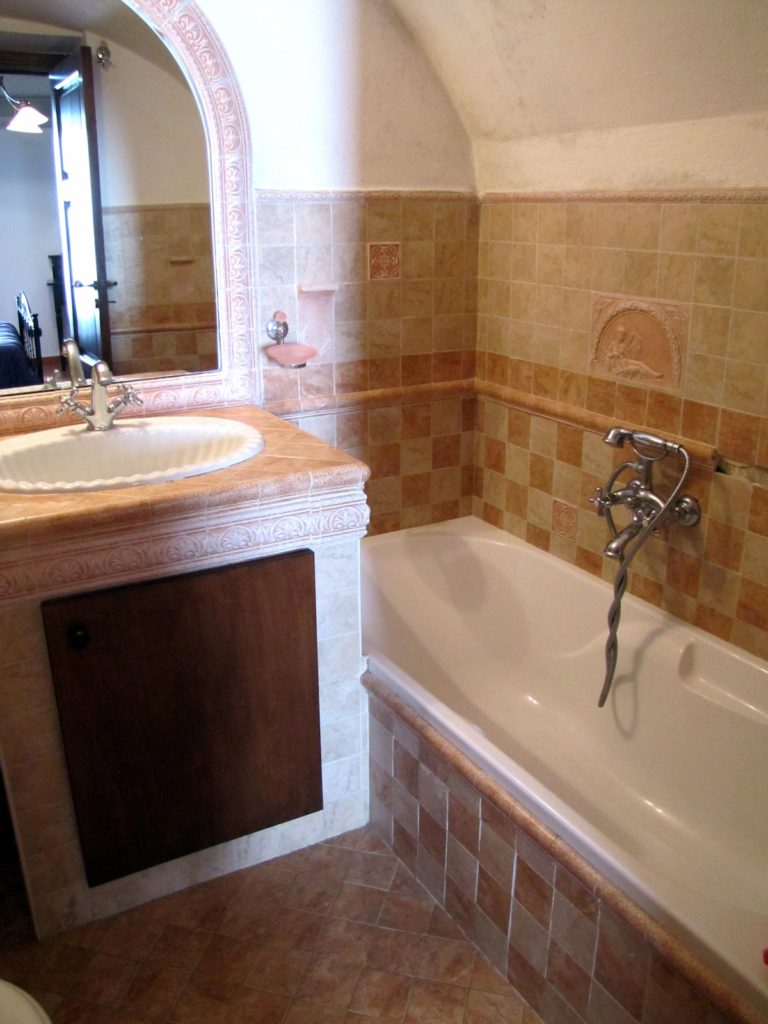 Casa delle Violette - bathroom with tub